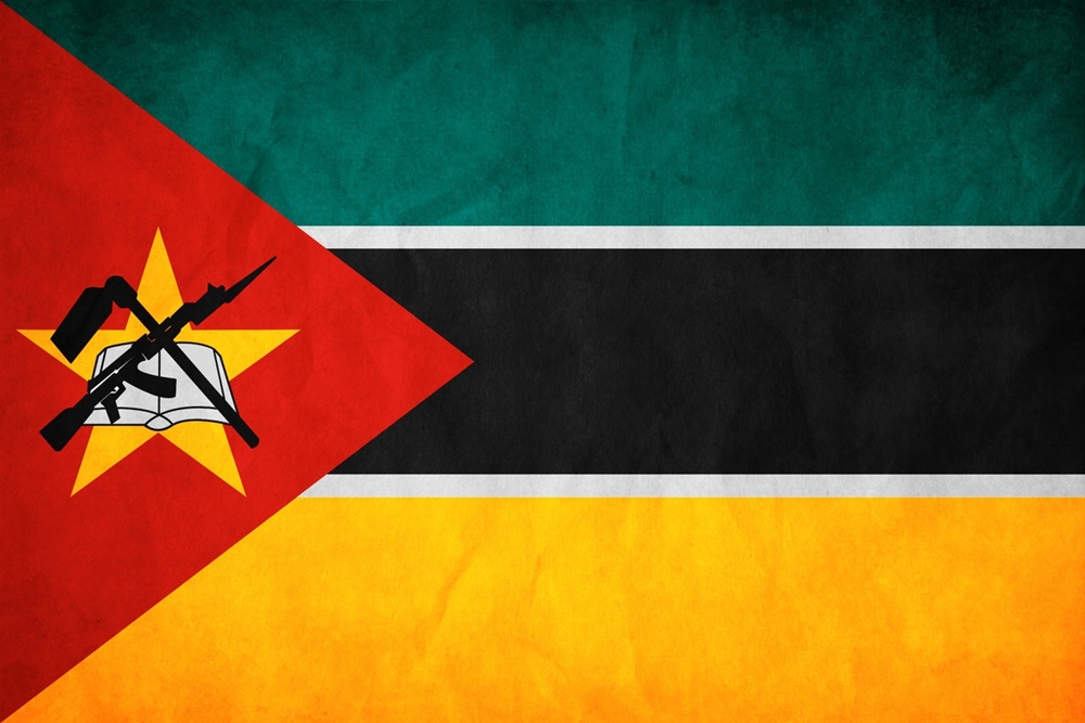 A bandeira actual da República de Moçambique.